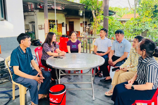 Lãnh đạo xã Sơn Giang thăm hỏi, động viên gia đình bị hỏa hoạn ở thôn 2