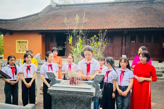 Trường Tiểu học Sơn Giang dâng hương tưởng niệm Đại danh y Lê Hữu Trác
