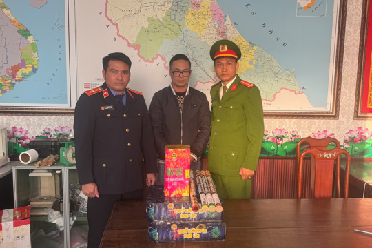 Viện KSND khu vực 5 – Hà Tĩnh phê chuẩn Quyết định khởi tố bị can đối với Nguyễn Đức A về tội “Tàng trữ hàng cấm” quy định tại Điều 191 Bộ luật Hình sự.