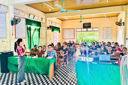Hội LHPN xã Sơn Giang tuyên truyền chính sách BHXH, BHYT và vận động xây dựng gia đình "5 không, 3 sạch, 3 an"