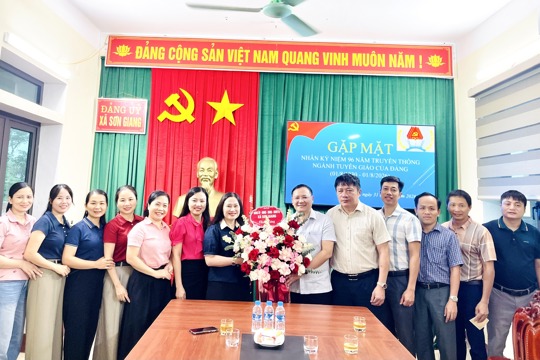 Lãnh đạo xã Sơn Giang chúc mừng Ngày truyền thống ngành Tuyên giáo của Đảng