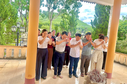 Trường Tiểu học Sơn Lâm tổ chức dâng hương, vệ sinh Đài tưởng niệm các anh hùng liệt sĩ xã