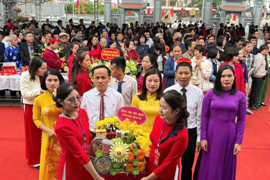 Đoàn lãnh đạo xã Sơn Giang dâng hương tưởng niệm Đại danh y Hải Thượng Lãn Ông Lê Hữu Trác tại quê nội Hưng Yên