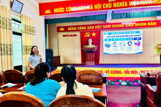 Hội LHPN xã Sơn Giang tuyên truyền chính sách BHXH, BHYT gắn với Cuộc vận động "Xây dựng gia đình 5 không, 3 sạch, 3 an"