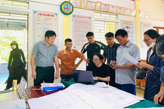 Đồng chí Nguyễn Trường Giang kiểm tra cơ sở vật chất Trạm Y tế xã và tiến độ giải phóng mặt bằng Cụm công nghiệp Quang Diệm