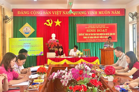Chi bộ Trường Tiểu học Sơn Lâm sinh hoạt chuyên đề về xây dựng vườn đẹp, vườn hiệu quả kinh tế