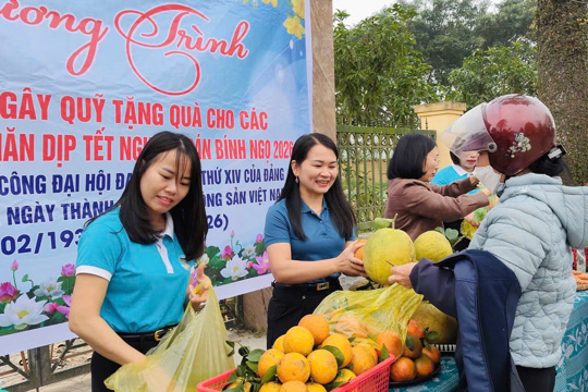 Lan tỏa yêu thương qua gian hàng gây quỹ Tết tại xã Sơn Giang