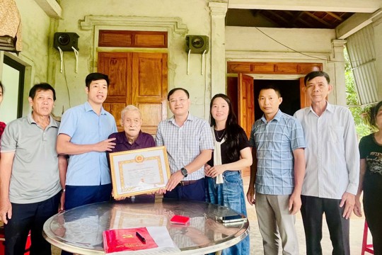 Đảng ủy xã Sơn Giang trao tặng Huy hiệu 55 năm tuổi Đảng đợt đặc biệt cho đảng viên Nguyễn Bình Minh