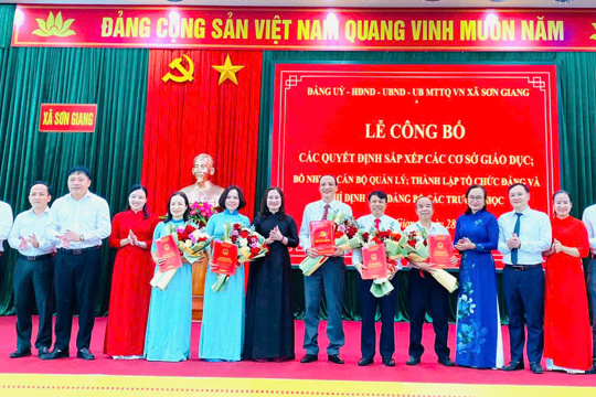 Sơn Giang công bố các quyết định sắp xếp trường học, kiện toàn tổ chức Đảng và bổ nhiệm cán bộ quản lý; triển khai nhiệm vụ năm học 2026 - 2027