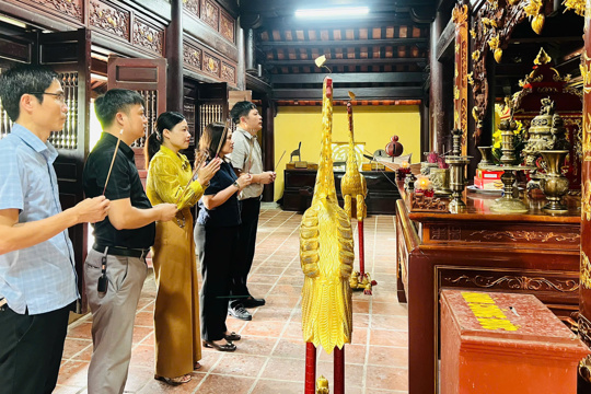 Lãnh đạo xã Sơn Giang dâng hương tưởng niệm Đại danh y Hải Thượng Lãn Ông Lê Hữu Trác
