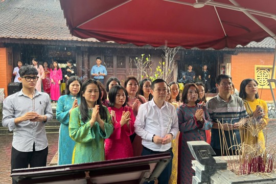Du khách thập phương viếng thăm Hải Thượng Lãn Ông Lê Hữu Trác