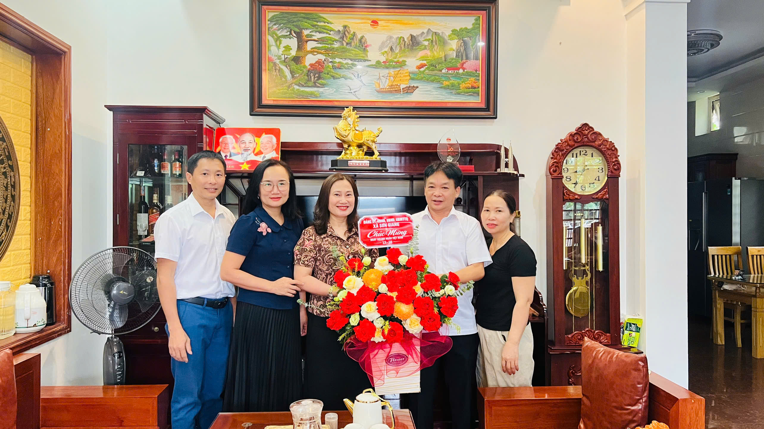 Lãnh đạo xã Sơn Giang thăm, chúc mừng các doanh nghiệp, HTX nhân ngày Doanh nhân Việt Nam 13/10