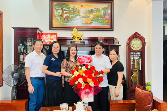 Lãnh đạo xã Sơn Giang thăm, chúc mừng các doanh nghiệp, HTX nhân ngày Doanh nhân Việt Nam 13/10 