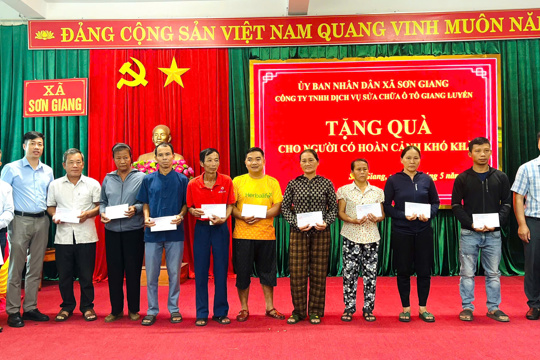 Trao tặng 40 suất quà cho hộ nghèo và người có hoàn cảnh khó khăn trên địa bàn xã
