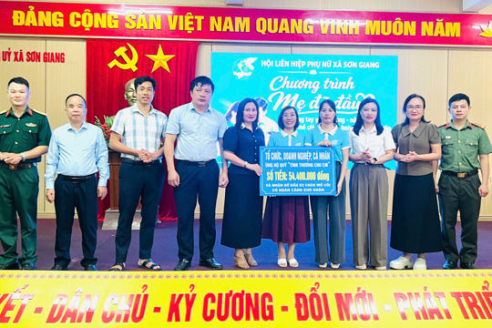 Hội LHPN xã Sơn Giang trao yêu thương, nâng bước trẻ mồ côi, trẻ em khó khăn