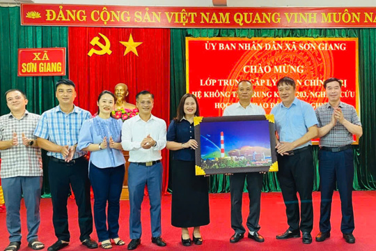 Lớp Trung cấp lý luận chính trị khóa 203 nghiên cứu thực tế, trao đổi kinh nghiệm tại xã Sơn Giang