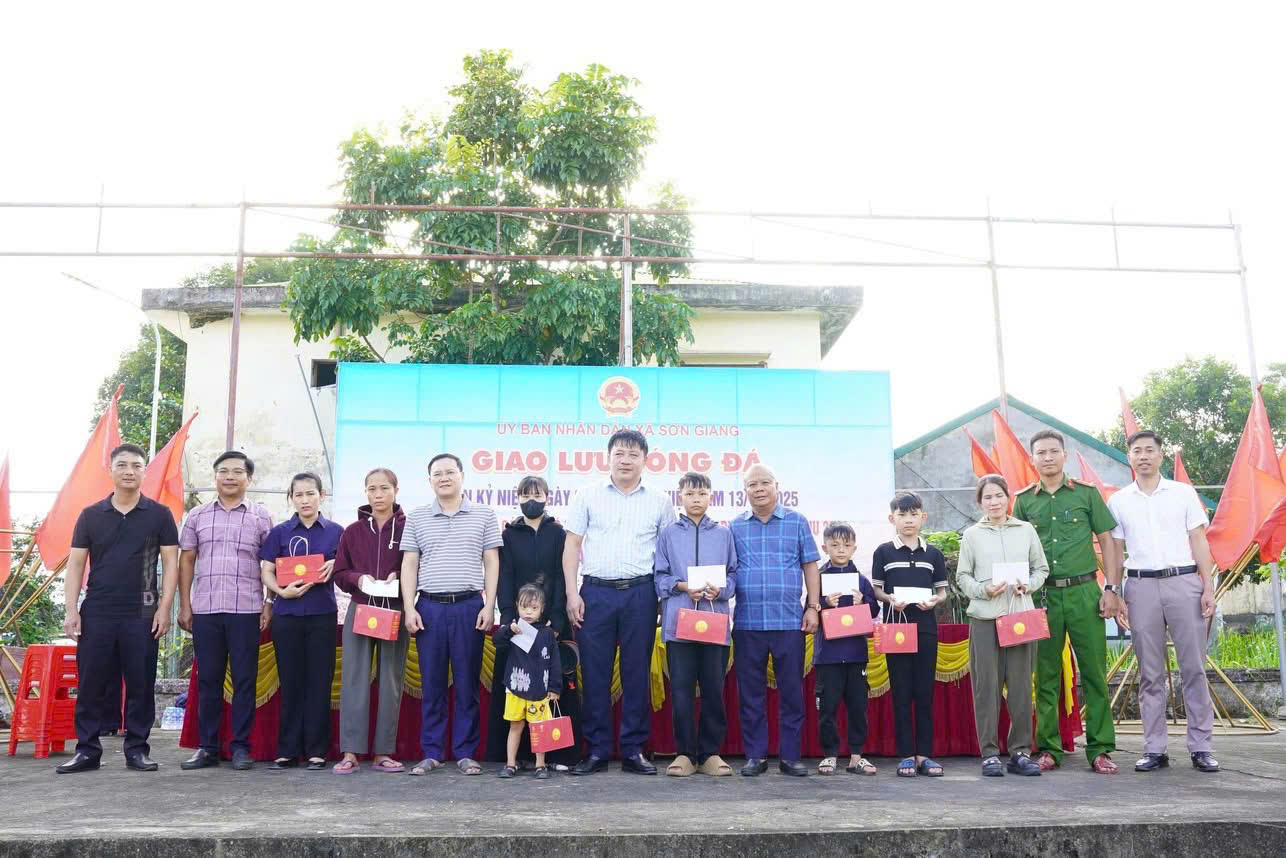Xã Sơn Giang giao lưu bóng đá gây quỹ Trung thu cho trẻ em khó khăn 