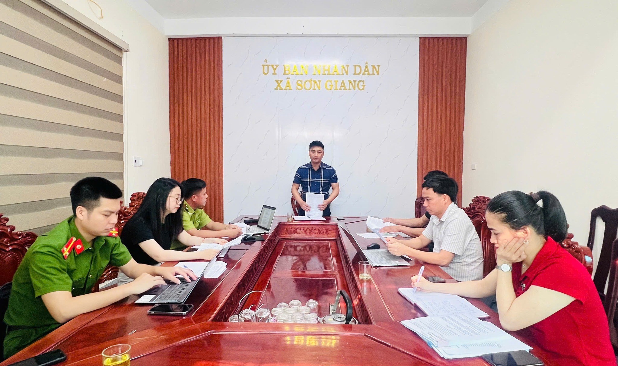 UBND xã làm việc với hộ dân vi phạm quy định xử lý thực bì sau khai thác rừng