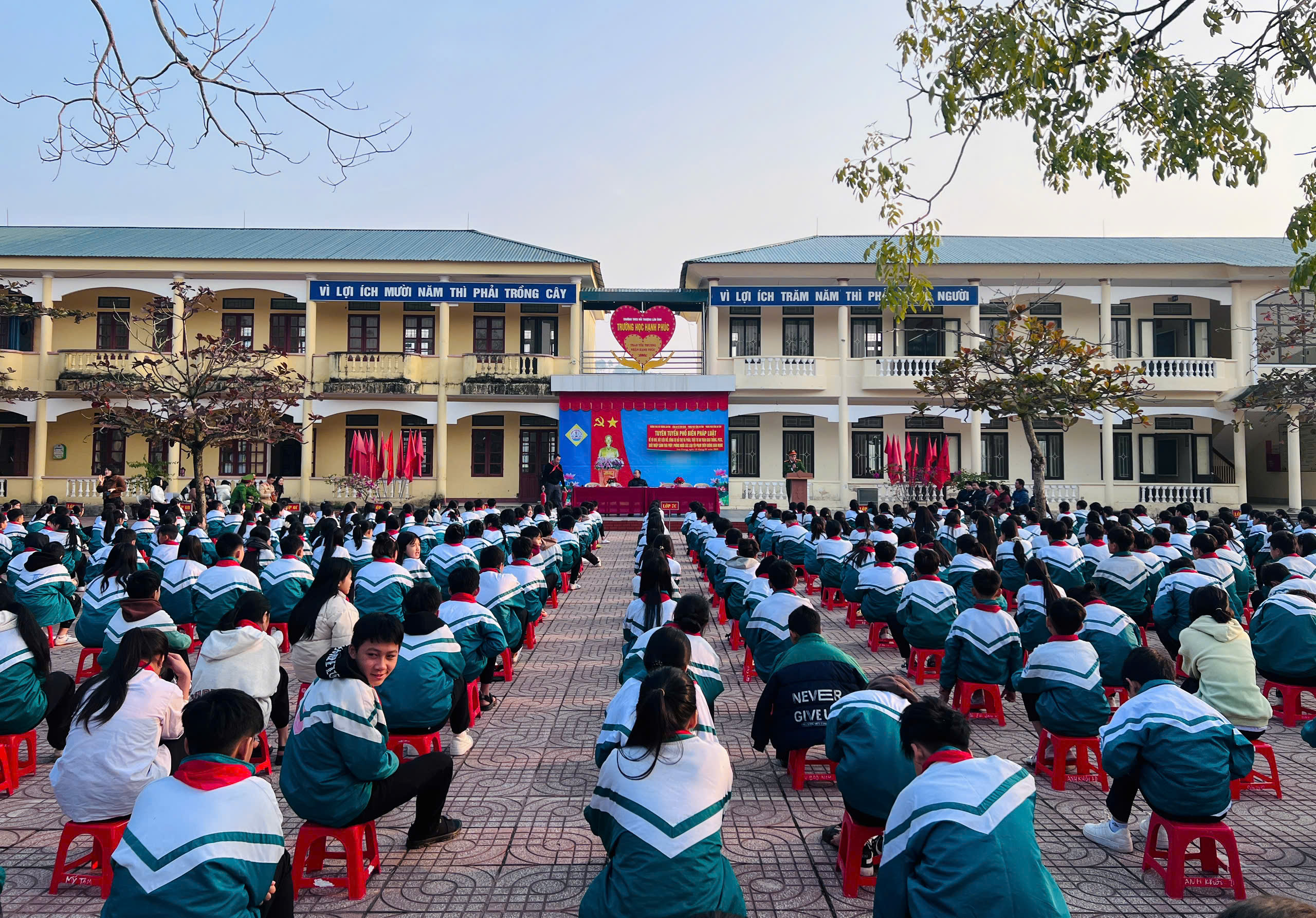 Trường THCS Hải Thượng Lãn Ông tổ chức tuyên truyền, phổ biến pháp luật cho cán bộ, giáo viên và học sinh